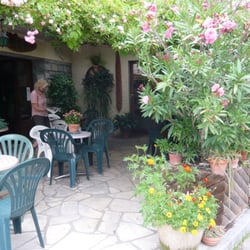 Camping Blieux - Oleander-laube vor bar-epicerie