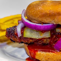 Vegg'd Out Vegan Kitchen - Blackened BBQ EatLoaf Sndwch w/ Alkaline Fries