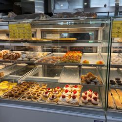 Bakery on Mavis - There were lotsa pastries/sweets!