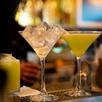 Rocks & Drams - Rocks & Drams R&D Cocktail Sports Bar 14 s California St. Downtownventura - Cocktail Bars Near Me - Ventura, California