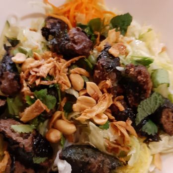Bistro Natale - Reisnudeln mit Rindfleisch in La Lot-Blättern (Pfefferblätter) zu 7€ - Italian Near Me - Hanover, NI
