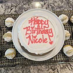 Sweetie V's Desserterie - The delicious lemon and vanilla cupcakes!