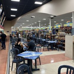 Ralph's Food Warehouse - Área de mesas