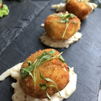 Wellington Lounge - Cheese pillows - Hotels Near Me - London, XGL