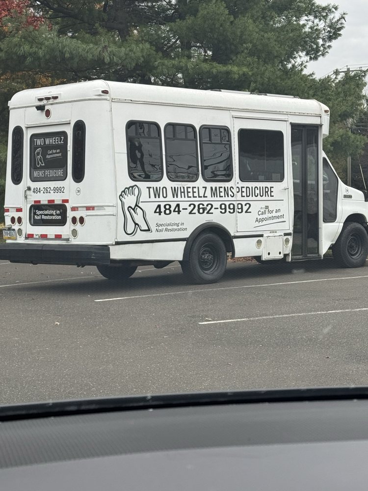 Two Wheelz Mens Pedicure Logo