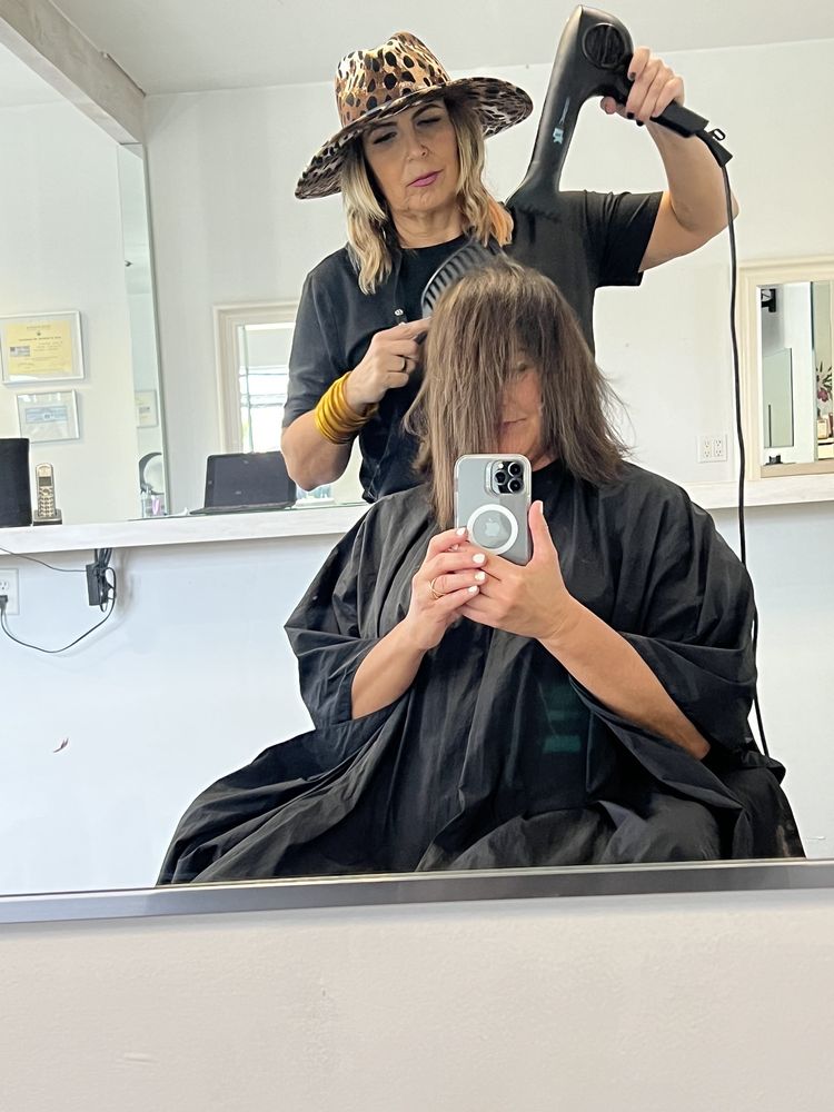 Kona Hair Stylist Rosana  Logo