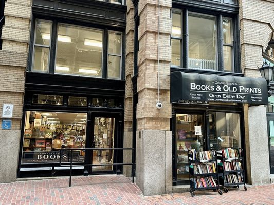 Commonwealth Books by null