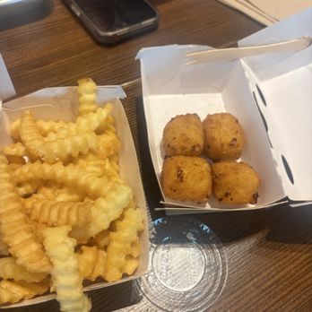 Shake Shack Sawgrass Mills - Fries and Mac & Cheese Bites - Fast Food Near Me - Sunrise, Florida Shake Shack Sawgrass Mills - Fries and Mac & Cheese Bites - Fast Food Near Me - Sunrise, Florida
