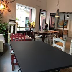 Gallo Rojo - Entry and seating