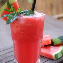 AHIAH - Seasonales Angebot: erfrischender Wassermelonenshake