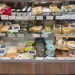 La Vieille Alliance - Varied selection of European and Quebec cheeses
