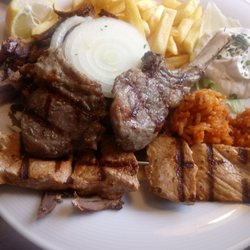 Pallas - Nikos Platte: Suflaki, 2 Lammkoteletts, Gyros, Pommes, Reis, Zaziki