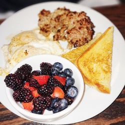 Doña Magnolia - MAGNOLIA BREAKFAST, EGGS, SAUSAGES, TOAST & BERRIES