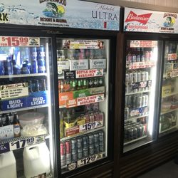 Pirates Cove Bar And Grill - Cold beer and ice and they sell worms for fishing