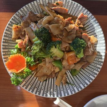 Lamoon Thai Restaurant - Pad See Eiew with beef - Thai Near Me - Mundelein, Illinois