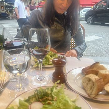 Le Relais de l’Entrecôte - Salad? Ehh. Mustard dressing, not bad. - Steakhouses Near Me - Paris, 75 Le Relais de l’Entrecôte - Salad? Ehh. Mustard dressing, not bad. - Steakhouses Near Me - Paris, 75