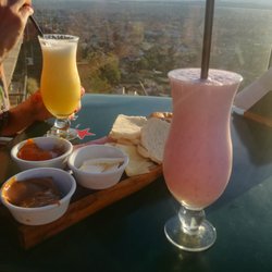 Montebello - Mirador Resto y Café - Tablita merienda para compartir $76 Licuados $50 ricoo! Y el paisaje acompañando