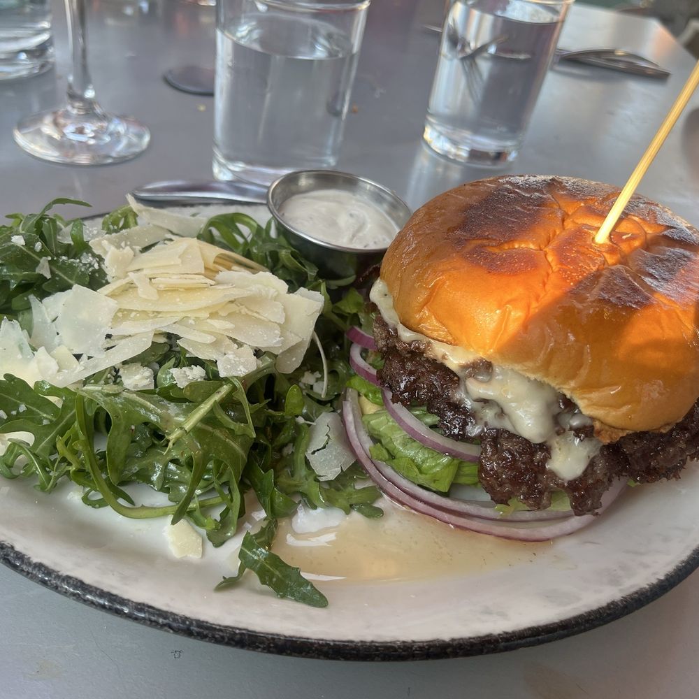 Hill & Vine - Excellent burger with salad - Cocktail Bars Near Me - Fredericksburg, Texas