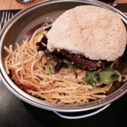 Revolutum - Hamburguesa de Cabrales con salsa de miel.