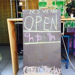 Comida China - Usual hours during the Nov-June season