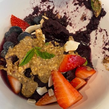 Garden Table - Broad Ripple - Açaí fruit bowl - Juice Bars & Smoothies Near Me - Indianapolis, Indiana