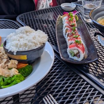 The Happy Elephant - Lemon Grass chicken, tune sushi roll, Kao Soi curry noodle soup with tofu. - Thai Near Me - Manzanita, Oregon The Happy Elephant - Lemon Grass chicken, tune sushi roll, Kao Soi curry noodle soup with tofu. - Thai Near Me - Manzanita, Oregon