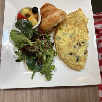 Del Ray Cafe - 3 egg omelette w/ mushrooms & cheese - French Near Me - Alexandria, Virginia