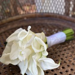 Zoom Bloomz - Simple yet sophisticated bridal bouquet
