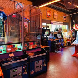 Sluggers World Class Sports Bar - Arcade