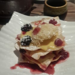 Asian Bistro - Postre de masa de dumpling con frutos rojos y zarzamoras