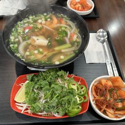Food Avenue - F17. Seafood Vietnamese Noodle Soup /