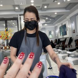 Divine Nail Bar - Minnie mouse nails for Disney World.