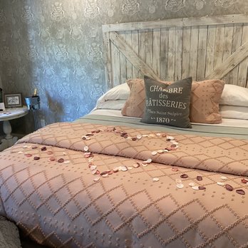 Chateau Bourbon - Suite - Bed & Breakfast Near Me - Louisville, Kentucky