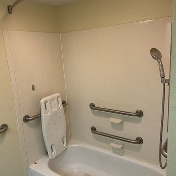 Comfort Inn & Suites - No shower curtain, and gross tub - Hotels Near Me - Thomson, Georgia