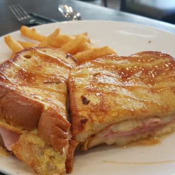 Broken Yolk Cafe - Monte Cristo - interesting because it comes drizzled with syrup. Could use more powdered sugar and batter around - Breakfast & Brunch Near Me - Del Mar, California