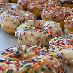 Happy Dounts - Sprinkle donuts!!