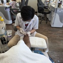Q-NAILS - Working magic on the toe with the broken toe nail