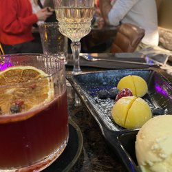 Tchin-Tchin la Cang Tin - Linh Sour (a specialty drink), and mango mochi.