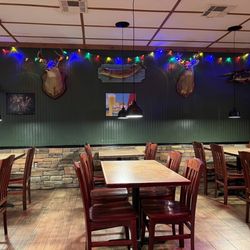 Critters Outdoor Pizza - Indoor seating