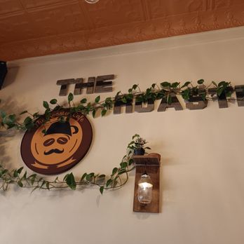 The Roaster Cafe - The beautiful walls adorned with green vines and adorable leaves - Breakfast & Brunch Near Me - Mamaroneck, New York