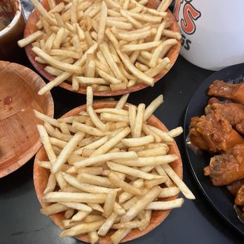 Duff's Famous Wings - Small vs large - American Near Me - Amherst, New York Duff's Famous Wings - Small vs large - American Near Me - Amherst, New York