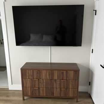 Tv mounting Service - TV and dresser - Handyman Near Me
