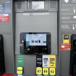 Beretania Texaco - Recently re-opened since renovation. All got new pumps. Easy to tap. Last time try to stick card in receipt slot lol.