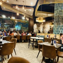 Metropol - Nice dining room with live music