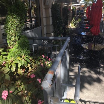 Hennen's - Outside seating - Steakhouses Near Me - Chattanooga, Tennessee