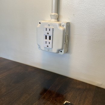 Berkeley’s - Thoughtful design features- there is USB connection at the tables! - Bars Near Me - Charleston, South Carolina