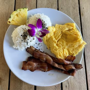 Barefoot Beach Cafe - Beach breakfast plate with scrambled eggs and bacon - Breakfast & Brunch Near Me - Honolulu, Hawaii