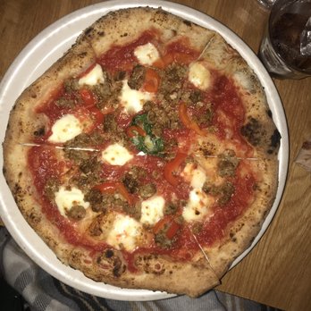 Prima Strada Cobble Hill - Salsiccia piccante tomato, house made sausage, fresh mozzarella, roasted peppers, basil, parmigiano - Pizza Near Me - Cobble Hill, British Columbia