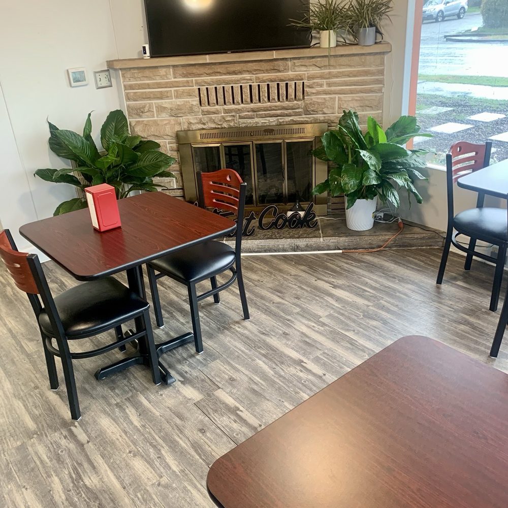 BBQ HOUSE - Another dining room photo - Barbeque Near Me - Medford, Oregon
