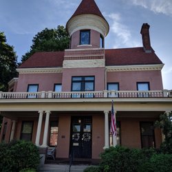 Victorian Inn Bed and Breakfast - Front of the house we were in room with window 2nd floor right.